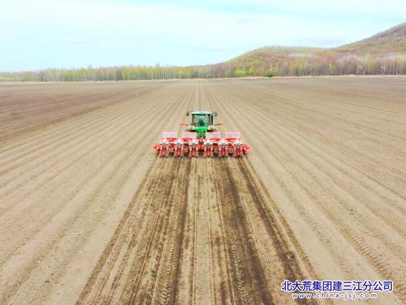 追着春光赶农时，勤得利万亩良田春播忙 (2)_副本.jpg