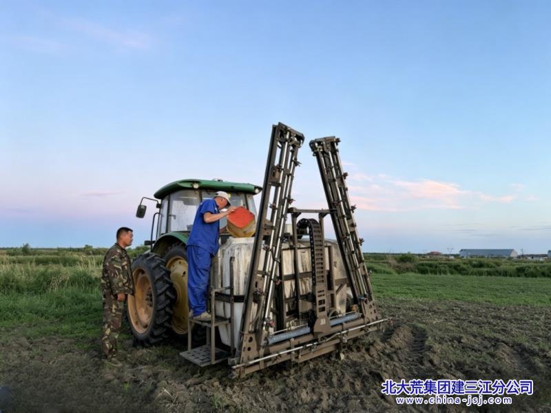 智能玉米喷药800.jpg 智能玉米喷药800.jpg