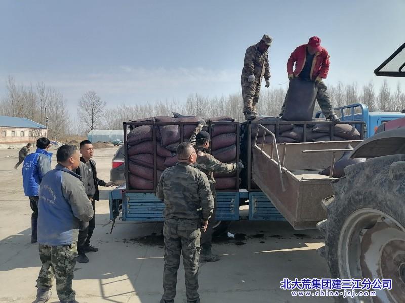 青龙山农场有限公司优质芽种“新鲜出箱”加速春耕进程.jpg 青龙山农场有限公司优质芽种“新鲜出箱”加速春耕进程.jpg