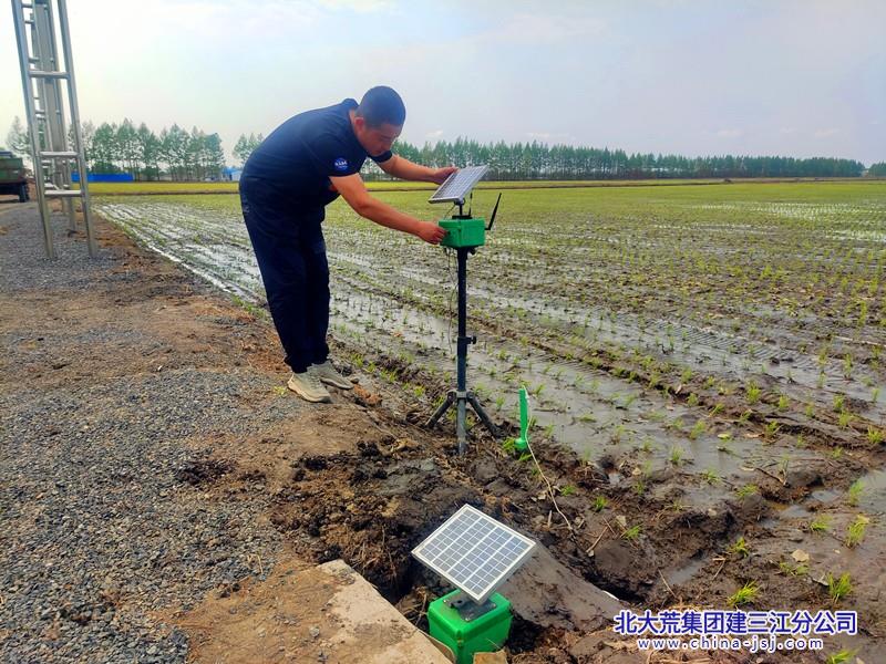 第一管理區(qū)技術(shù)人員為種植戶安裝太陽能智能節(jié)水灌溉器_副本.jpg
