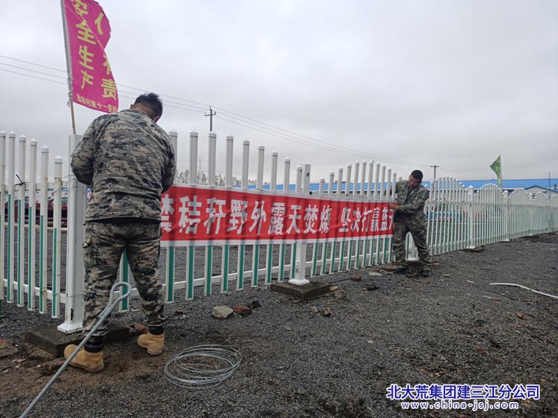 图为勤得利分公司管理人员悬挂宣传条幅_副本.jpg