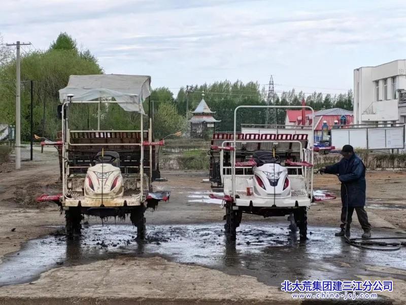 機(jī)車清洗.jpg