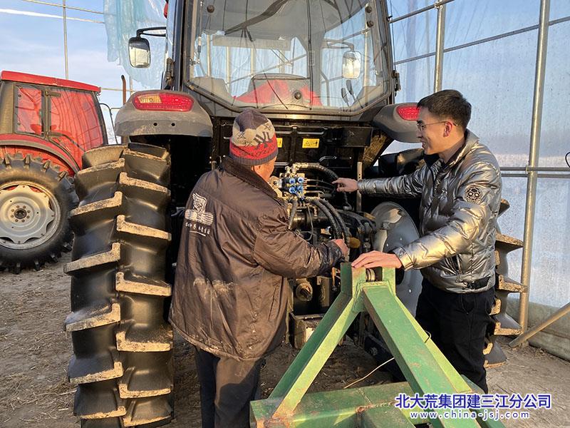 农机检修.jpg 农机检修.jpg