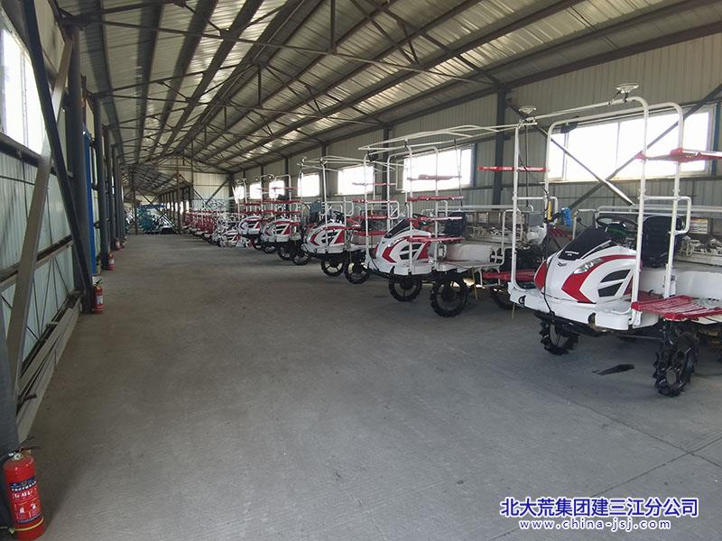 农机库农机摆放.jpg 农机库农机摆放.jpg