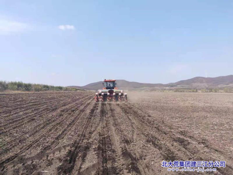 青龍山農(nóng)場(chǎng)有限公司 沃野“耕”新不負(fù)春 萬(wàn)畝良田播種忙.jpg