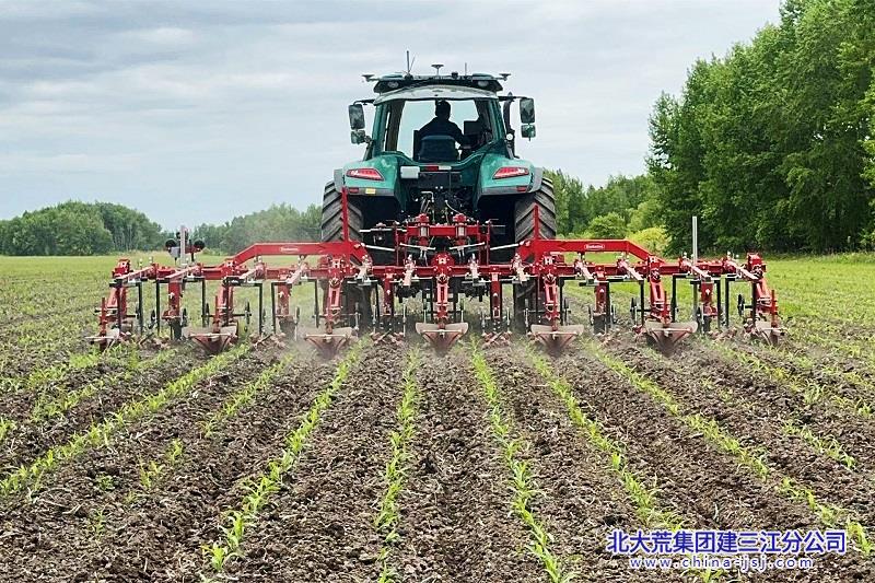 圖為智能除草機作業(yè)現(xiàn)場.jpg