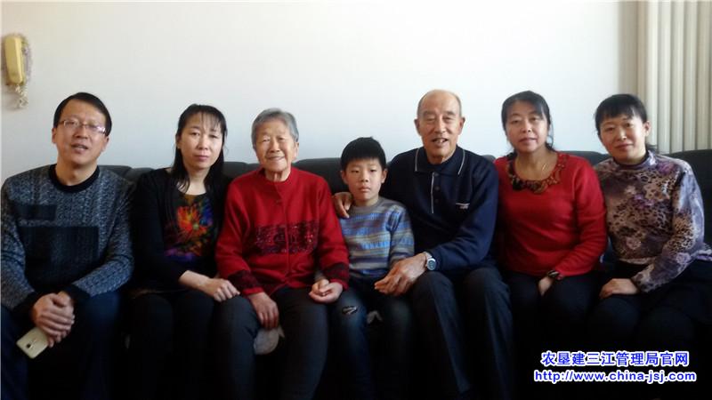 曲洪智全家照 (2).jpg 曲洪智全家照 (2).jpg