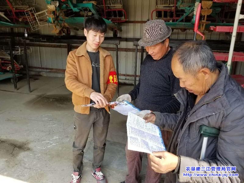 前哨农场扫黑除恶宣传走进田间地头