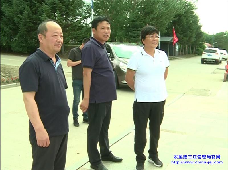 牟秀玲到勤得利农场巡河