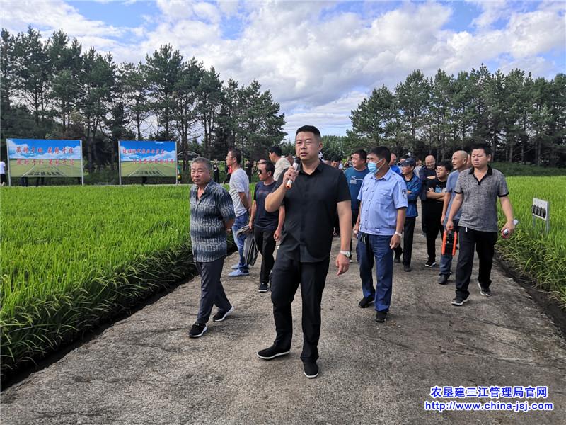 管理区骨干讲师正在讲解水稻标准技术.jpg