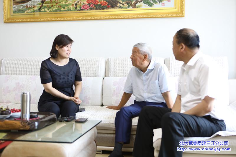 于家傲走访看望退休老领导并检查疫苗接种情况