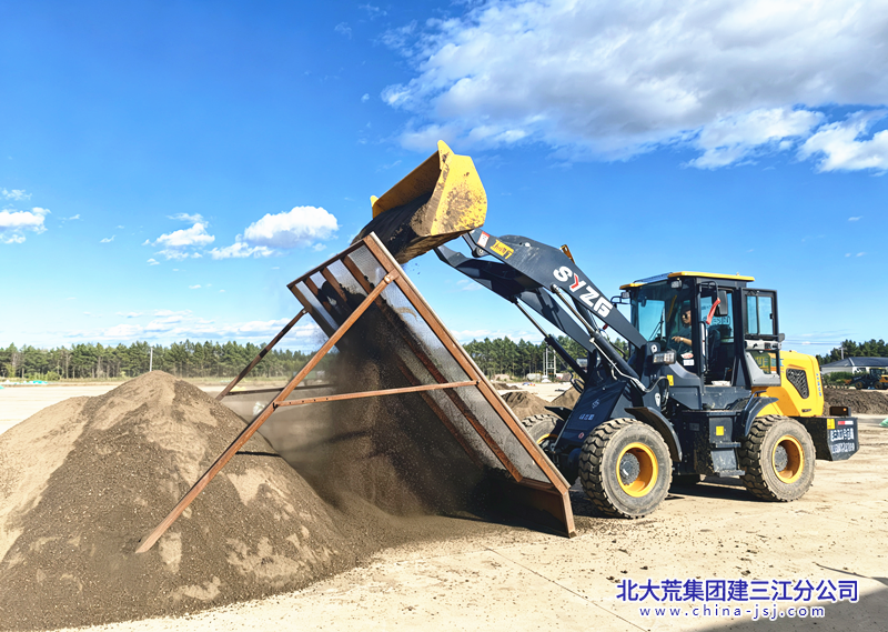 种植户开展苗床土筛选作业（摄影 王晓娜）_副本.png