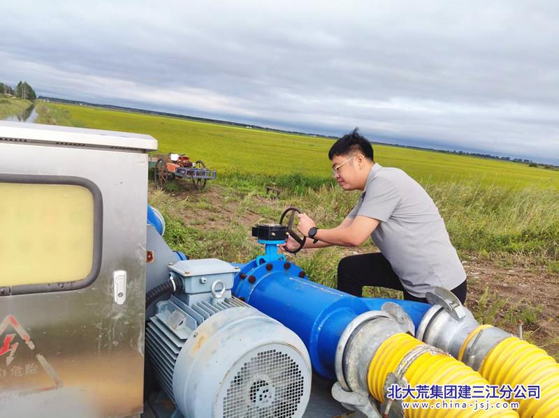 工作人员安全移动泵车 摄影 赵维恒.jpg 工作人员安全移动泵车 摄影 赵维恒.jpg