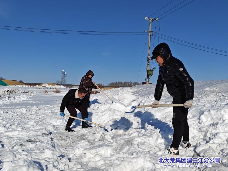 41建三江信息港-工作人员清理粮堆积雪_副本.jpg
