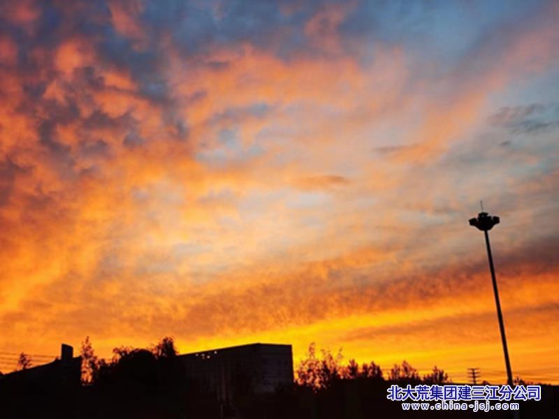天际火云烧  霞光映九霄.jpg