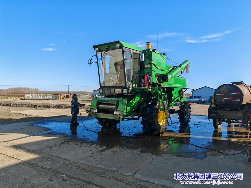图为有机户正在清洗农机具_副本.jpg 图为有机户正在清洗农机具_副本.jpg