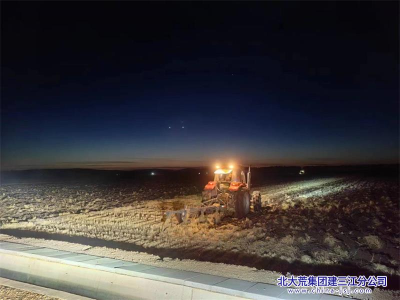 夜间翻地 (2).jpg