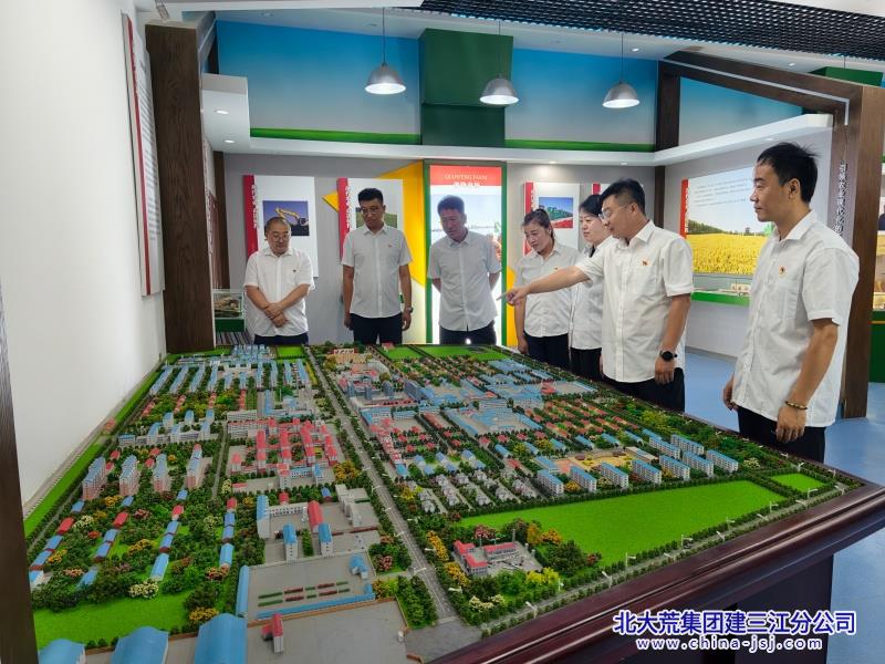 参观场史馆2.jpg