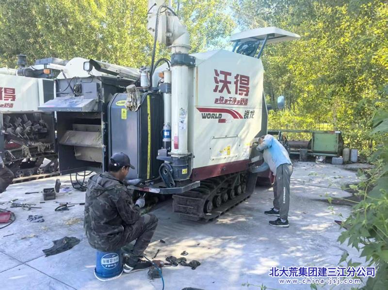 管理区积极动员种植户开展农机检修 为秋收生产做好准备(摄影 林泽伍).jpg 管理区积极动员种植户开展农机检修 为秋收生产做好准备(摄影 林泽伍).jpg
