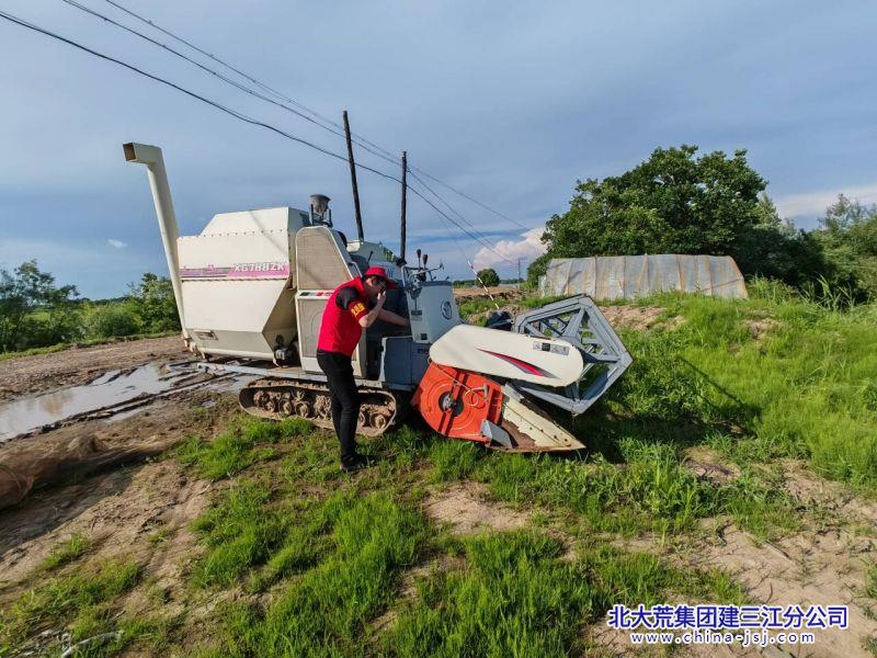 党员干部服务队志愿者检修农机 ( (2).jpg 党员干部服务队志愿者检修农机 ( (2).jpg