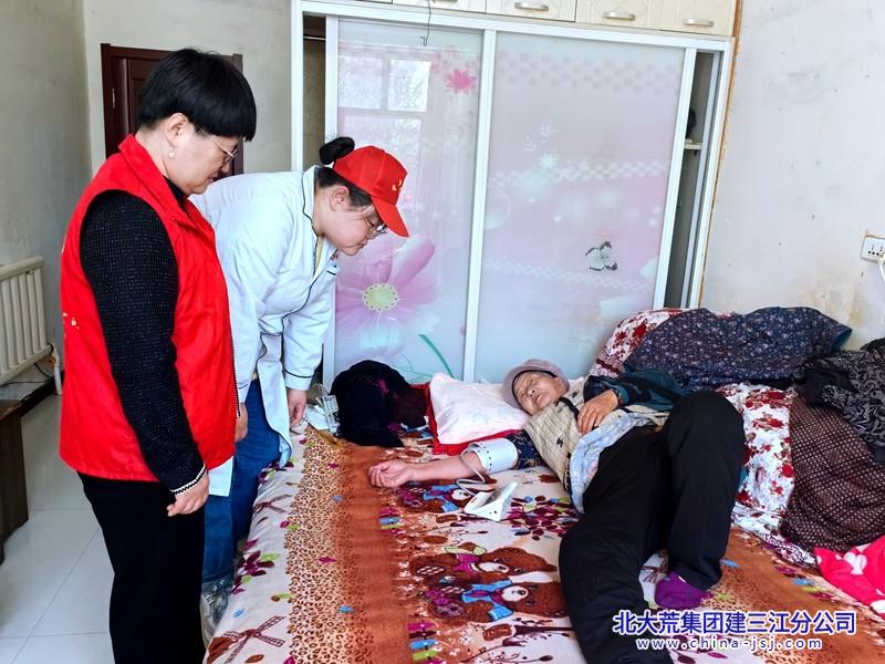 5月12日，女工委为辖区老人进行健康义诊_副本.jpg