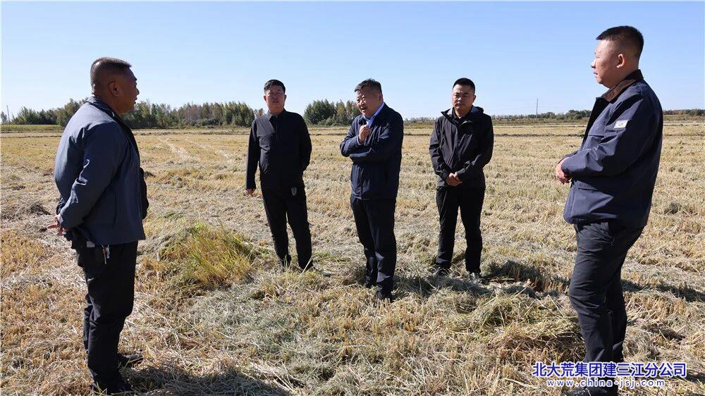 踏查现场1 邢琛摄.jpg