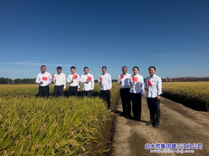 农服和国旗合影1.jpg 农服和国旗合影1.jpg