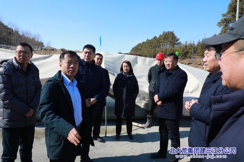 红卫农场有限公司党委书记,董事长王满友,党委副书记,总经理卢百谦