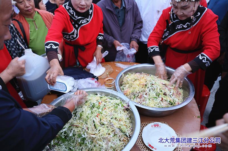 4.赫哲特色“百家宴” 摄影 李玉龙_副本.jpg