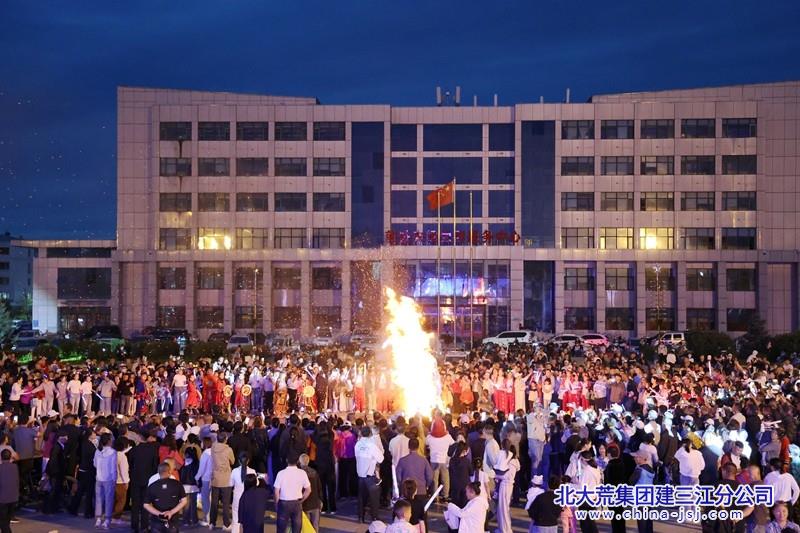 3.篝火晚会现场.jpg