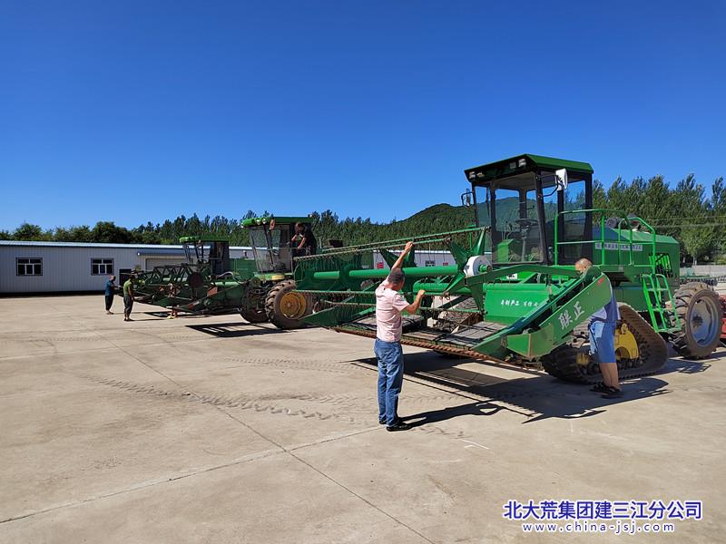 图为勤得利分公司第六管理区种植户正在检修收割机_副本.jpg