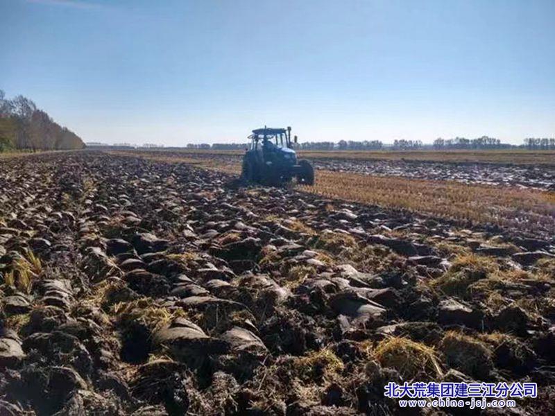 洪河农场有限公司秋收收获与翻地齐头并进 | 农机新闻网