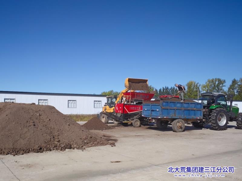 图为苗床土筛土作业 (3).jpg 图为苗床土筛土作业 (3).jpg