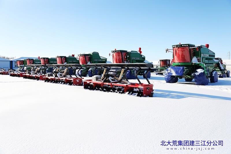 11月12日，胜利农场有限公司组织各管理区开展冬季农机具入场入库大检查，图为农机具停放中心现场。（马兴珠 摄） (1).JPG