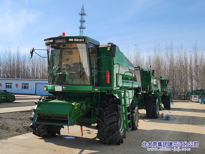 图为勤得利分公司种植户开展农机具清洗工作_副本.jpg