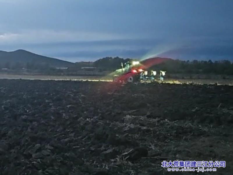一区夜间翻地2.jpg 一区夜间翻地2.jpg