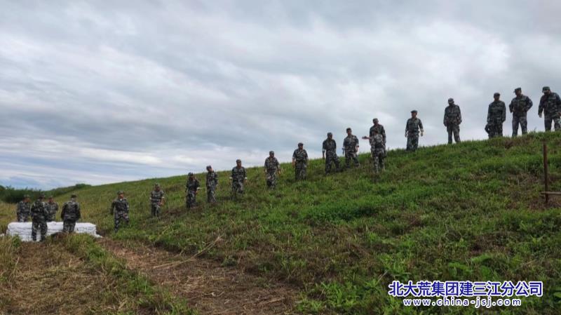 2、抓实练兵“二训”,分级组建专业抢险队伍。副本.jpg