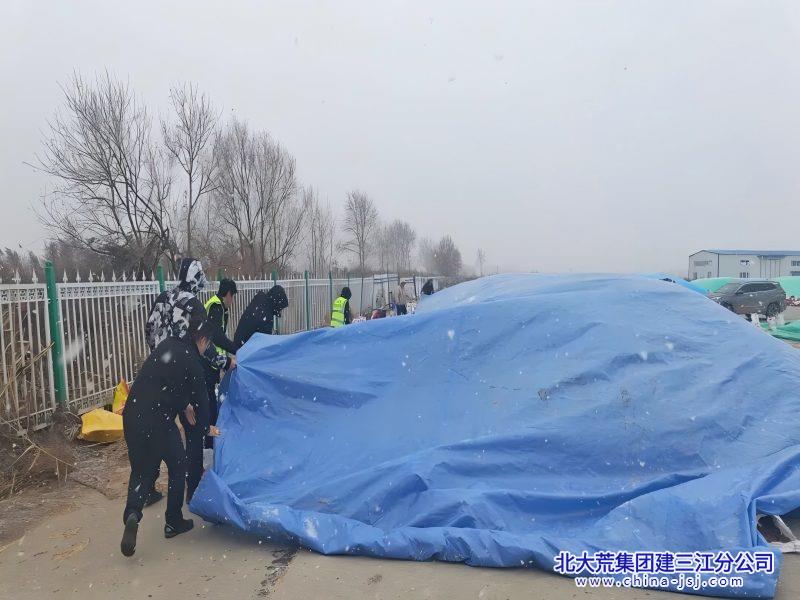 八五九农场闻雪而动 晒场护粮守护丰收成果.jpg