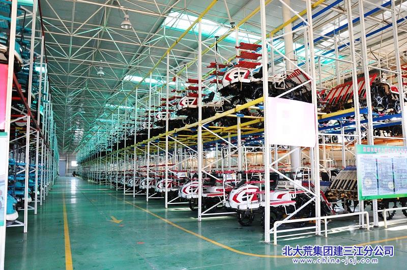 图为胜利农场有限公司第六管理区农机具停放中心，各种插秧机枕戈待旦。（马兴珠 摄）.JPG