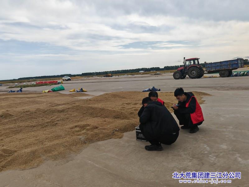 二区秋收志愿服务测水 (2).jpg 二区秋收志愿服务测水 (2).jpg