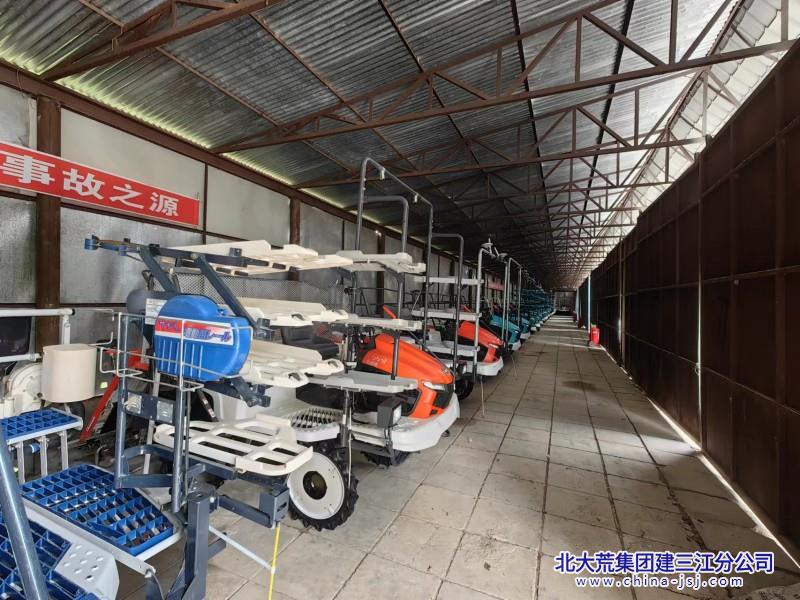 一区农具厂农机停放.jpg 一区农具厂农机停放.jpg