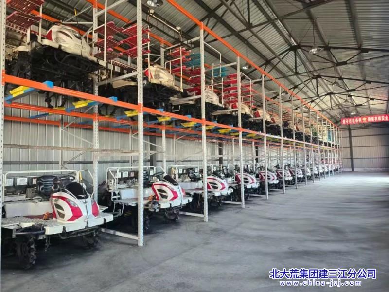 青龙山农机具停放.jpg