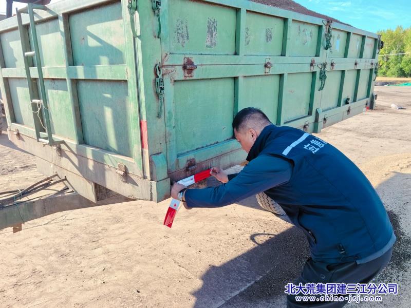第二管理区工作人员贴反光贴_副本.jpg