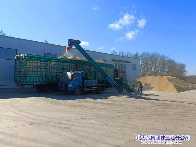 图为勤得利分公司粮食销售现场(2)_副本.jpg 图为勤得利分公司粮食销售现场(2)_副本.jpg