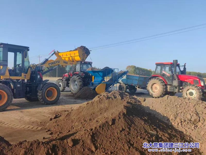 第二管理区备苗床土现场_副本.jpg 第二管理区备苗床土现场_副本.jpg