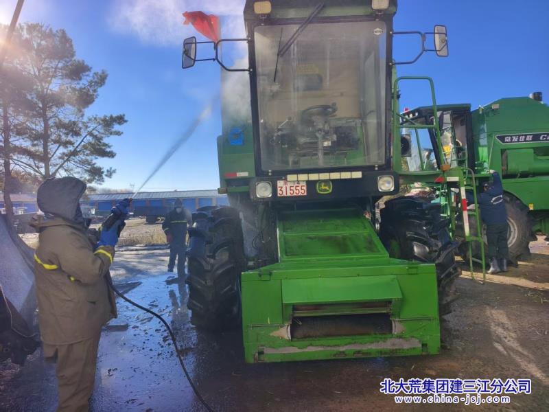 管理区抢抓有利时机,全面开展秋收农机清洗、检修、保养及入库封存工作 摄影 卢晓丹.jpg 管理区抢抓有利时机,全面开展秋收农机清洗、检修、保养及入库封存工作 摄影 卢晓丹.jpg