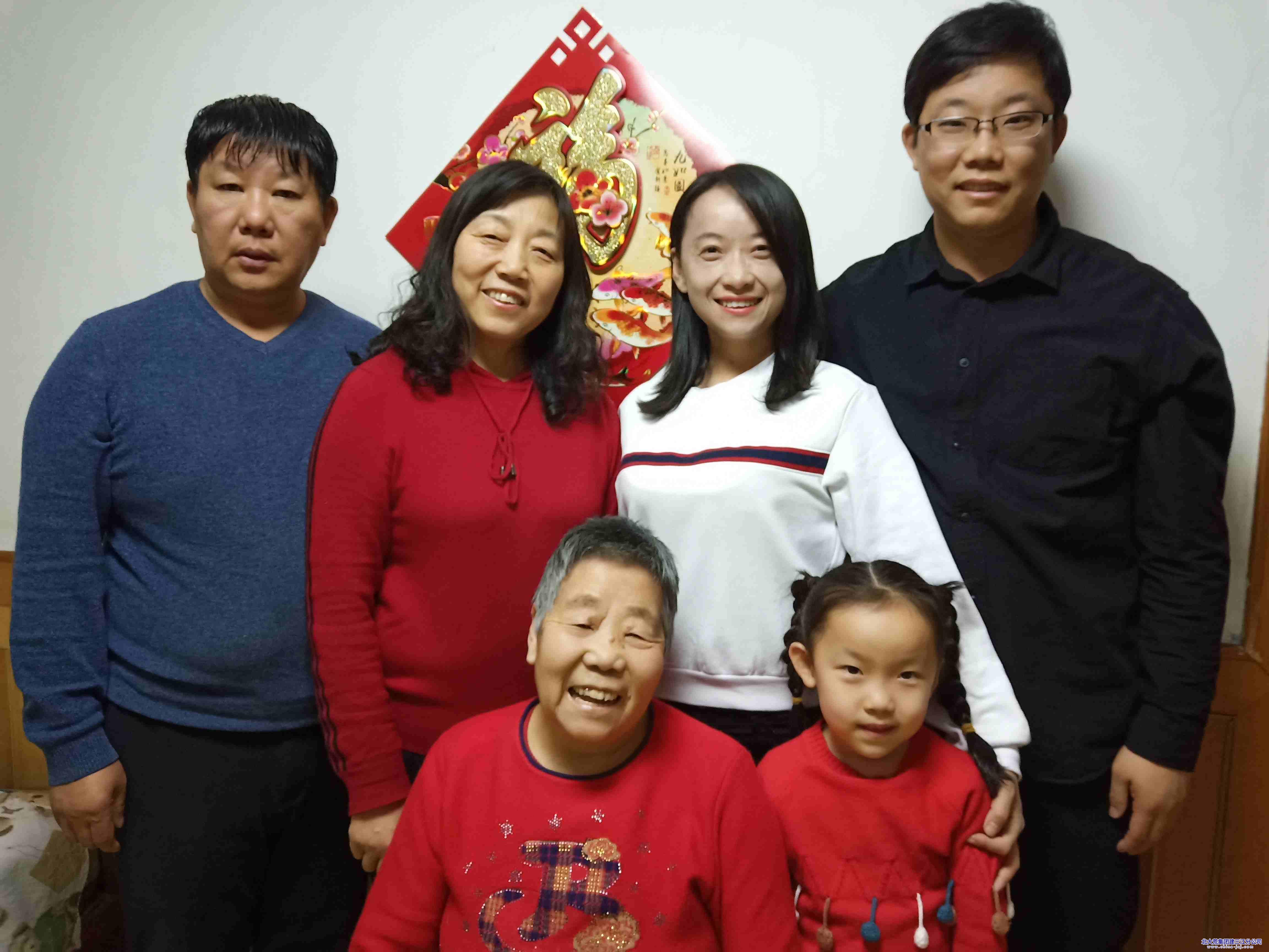 常春英,李斌家庭孝老爱亲,幸福和睦,图为2019年四代同堂全家福._副本.