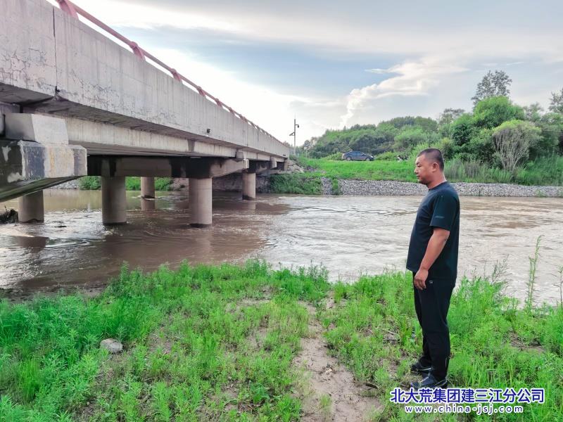 23.第二管理区工作人员巡河_副本.jpg 23.第二管理区工作人员巡河_副本.jpg