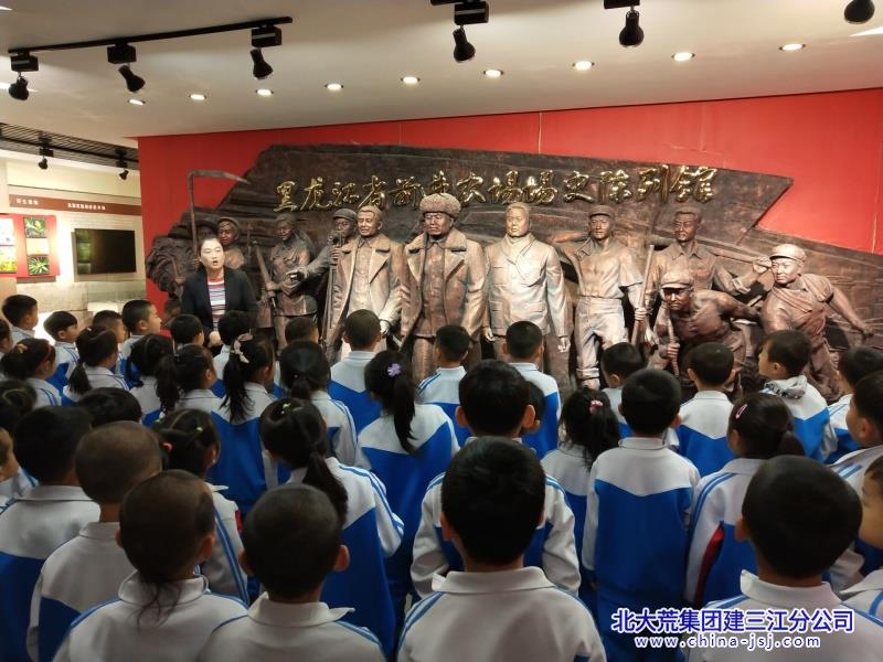 前进农场“萌娃”解锁场史馆里的红色记忆_副本.jpg