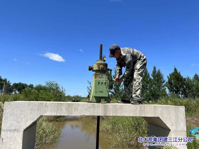 14图为勤得利工作人员开启灌渠退水闸_副本.jpg